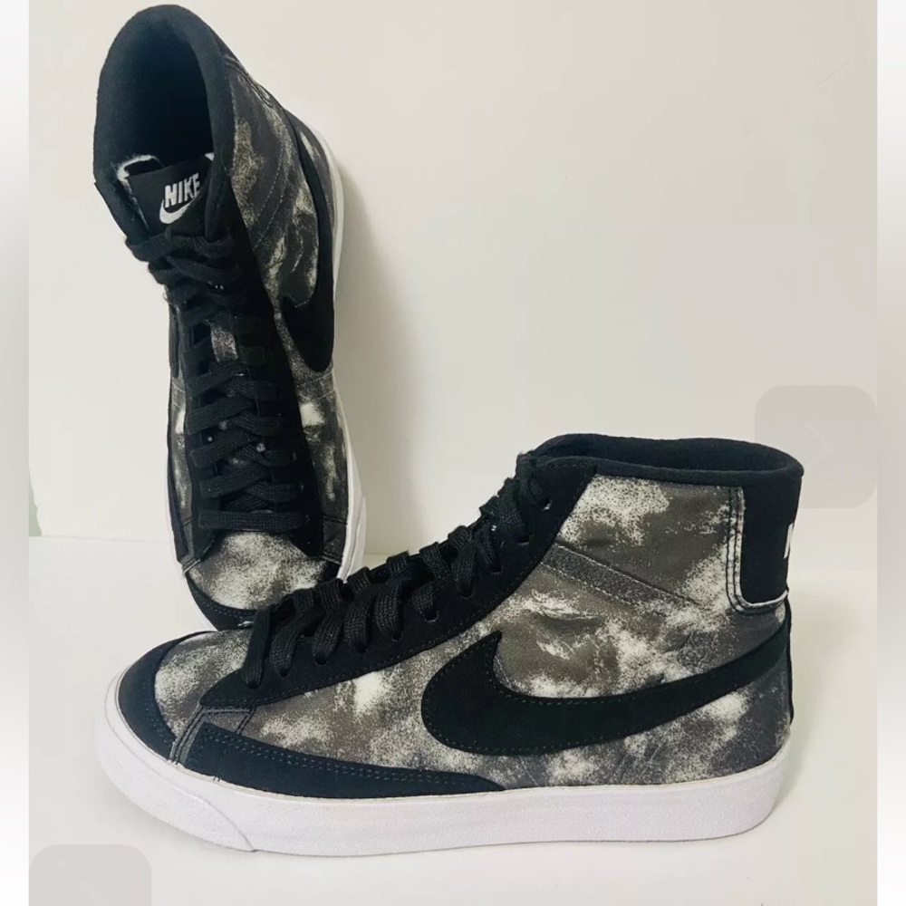Nike Blazer '77 Mid NEW USED ONCE!! Men's Size 6.5
Black/Grey Print DN4115-991